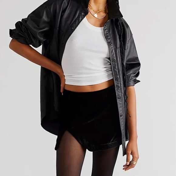 Free People Annalise Velvet Mini Skirt in Black NEW Size 2 Curved Hem Micro Mini - Picture 1 of 13